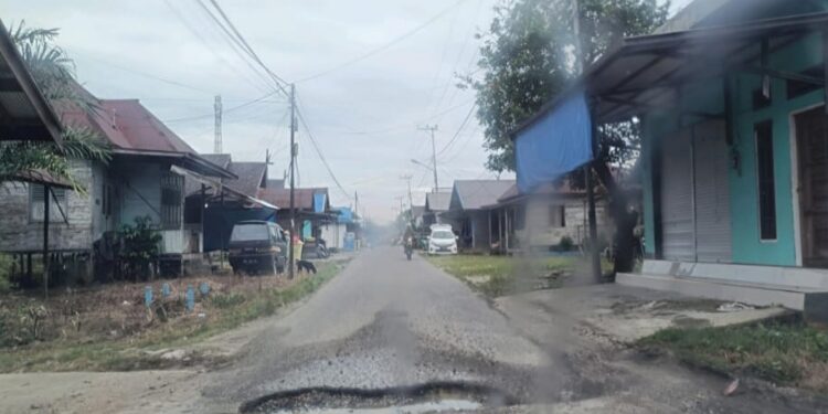 FOTO : DPU GUMAS/MATA KALTENG - Jalan Sangkurun yang menjadi salah satu ruas jalan berlubang di Kota Kuala Kurun, yang perlu diperbaiki, Kamis 29 Mei 2025.