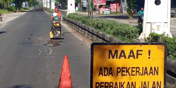 FOTO: IST/MATA KALTENG - Dinas SDABMBKPRKP Kotim melakukan pemeliharaan Jalan Tjilik Riwut, Jumat 30 Mei 2025.