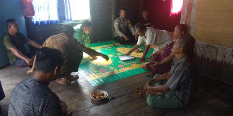 FOTO: MATAKALTENG - Personel Polsek Bukit Batu, pada saat melakukan mediasi kepada warga yang berseteru.