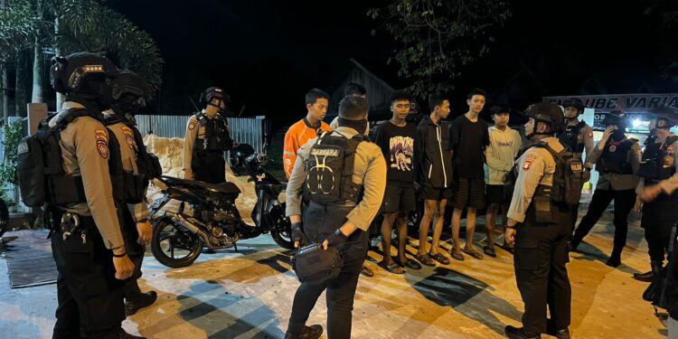 FOTO: MATAKALTENG - Unit PPRC Ditsamapta Polda Kalteng pada saat membubarkan warga tawuran.