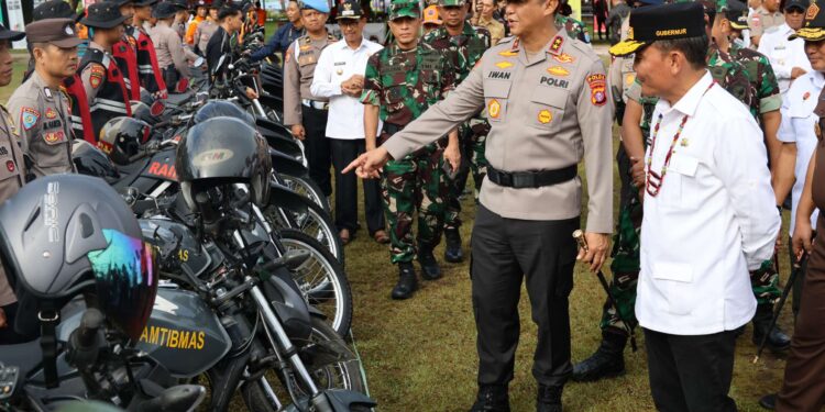 FOTO: MATAKALTENG - Kapolda Kalteng, Irjen Pol Iwan Kurniawan bersama Gubernur, Agustiar Sabran, pada saat mengecek kelengkapan personel.