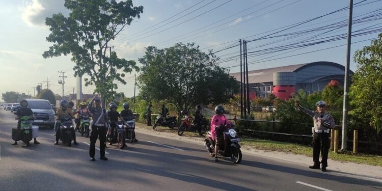 FOTO: MATAKALTENG - Personel Satlantas Polresta Palangka Raya, pada saat mengatur lalu lintas para perayaan Paskah dan KKR Kalteng Bermazmur.
