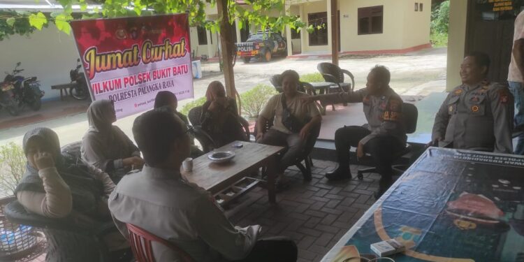 FOTO: MATAKALTENG - Jajaran Polsek Bukit Batu saat menggelar jumat curhat.