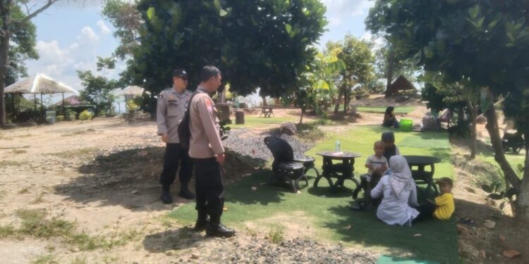 FOTO: MATAKALTENG - Personel Polsek Bukit Batu, pada saat patroli di objek wisata bukit cinta.