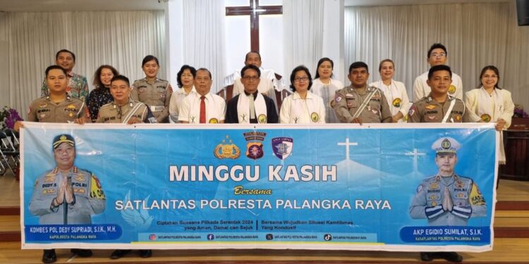 FOTO: MATAKALTENG - Jajaran Polresta Palangka Raya, pada saat berfoto bersama jemaat GKE Pangarinah.