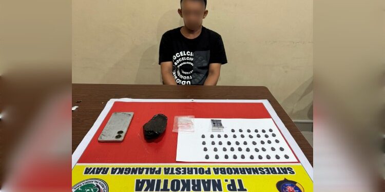 FOTO: MATAKALTENG - Tersangka beserta barang bukti pada saat diamankan di Mapolresta Palangka Raya.