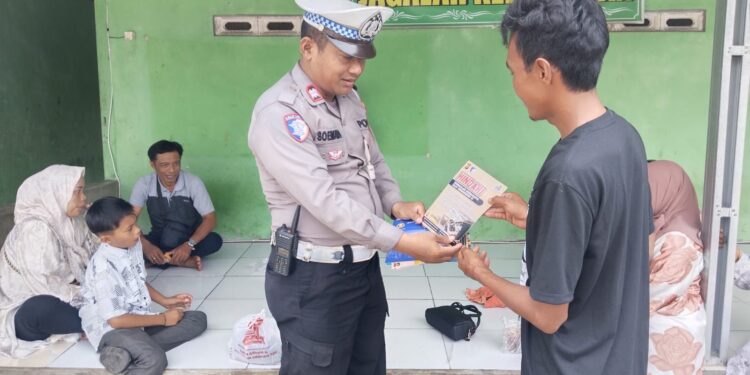FOTO: MATAKALTENG - Personel Satlantas Polresta Palangka Raya, pada saat mengedukasi keselamatan berkendara kepada warga.