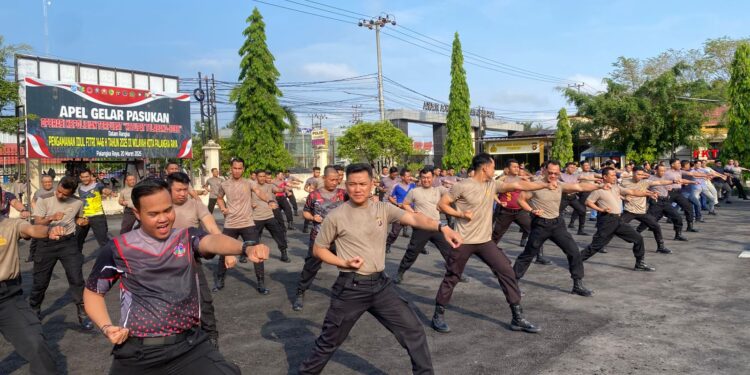 FOTO: MATAKALTENG - Personel Polresta Palangka Raya pada saat melakukan latihan bela diri.