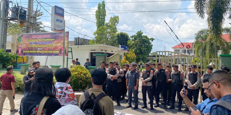 FOTO: MATAKALTENG - Personel Polresta Palangka Raya, pada saat melakukan pengamanan aksi damai di Pengadilan Tinggi.