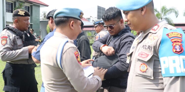 FOTO: MATAKALTENG - Personel Propam Polresta Palangka Raya pada saat melakukan pengecekan barang bawaan personel.