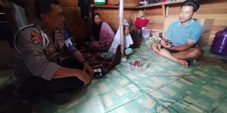 FOTO: MATAKALTENG - Personel Polsek Sabangau, pada saat memediasi warga yang berseteru.