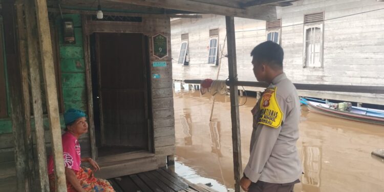 FOTO: MATAKALTENG - Personel Polsek Sabangau pada saat melakukan patroli di wilayah banjir.