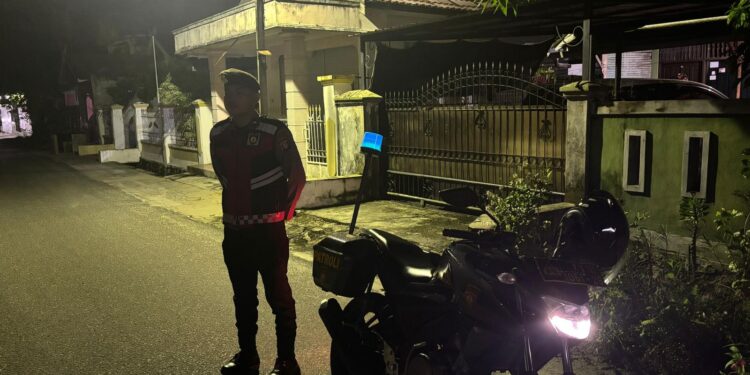 FOTO: MATAKALTENG - Personel Polresta Palangka Raya, pada saat melakukan patroli di rumah kosong.