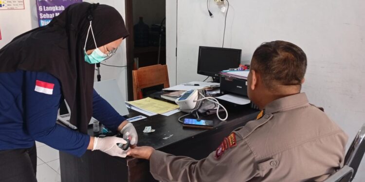 FOTO: MATAKALTENG - Personel Polresta Palangka Raya pada saat dilakukan pemeriksaan kesehatan.