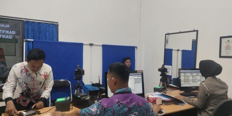 FOTO: MATAKALTENG - Suasana pelayanan SIM di Polresta Palangka Raya.