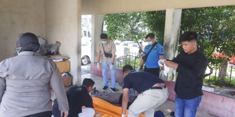 FOTO: MATAKALTENG - Personel Polresta Palangka Raya pada saat melakukan olah TKP terhadap penemuan mayat.