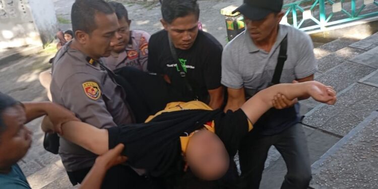 FOTO: MATAKALTENG - Personel Polresta Palangka Raya pada saat mengevakuasi korban percobaan bunuh diri.