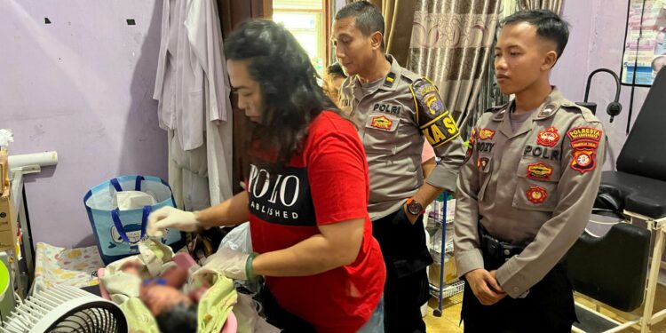 FOTO: MATAKALTENG - Bayi yang diduga dibuang pada saat mendapat perawatan medis.