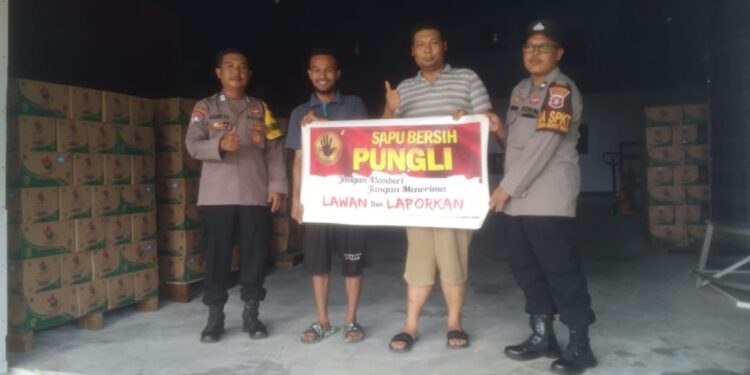 FOTO: MATAKALTENG - Personel Polsek Bukit Batu pada saat mengedukasi warga.