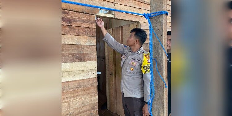 FOTO: MATAKALTENG - Personel Polsek Sabangau pada saat melakukan olah TKP di rumah warga.