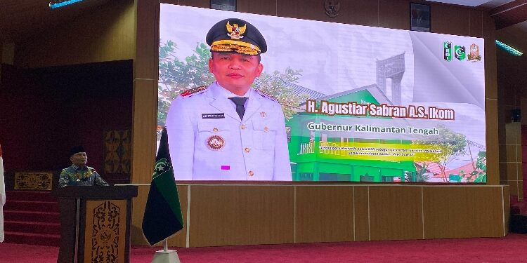 FOTO: IST/MATAKALTENG - Gubernur Kalimantan Tengan, H. Agustiar Sabran saat memberikan sambutan pada acara Pelantikan Pengurus Himpunan Mahasiswa Islam (HMI) dan Korps HMI-Wati (Kohati) Cabang Palangka Raya Periode 2025–2026 yang digelar di Aula Arahan Universitas Palangka Raya (UPR).