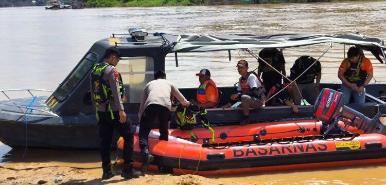 FOTO: MATAKALTENG - Personel Polresta Palangka Raya, pada saat melakukan pencarian korban tenggelam.