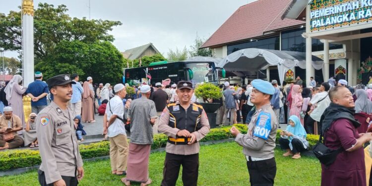 FOTO: MATAKALTENG - Personel Polresta Palangka Raya, pada saat melakukan pengaman keberangkatan calon jamaah haji.