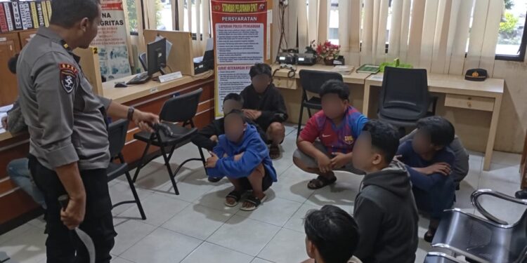 FOTO: MATAKALTENG - Personel Polresta Palangka Raya pada saat mengamankan remaja tawuran.