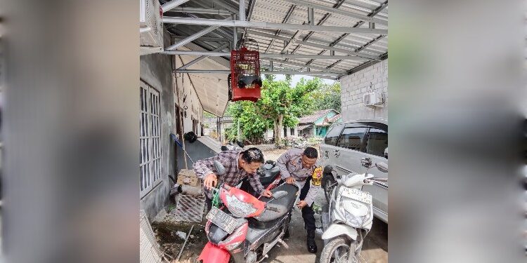 FOTO: MATAKALTENG - Bhabinkamtibmas Kelurahan Menteng, Aipda Sutrisno Piliang, pada saat mengevakuasi sepeda motor tak bertuan.