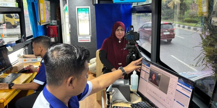 FOTO: MATAKALTENG - Personel Satlantas Polresta Palangka Raya, pada saat melayani warga yang membuat SIM.