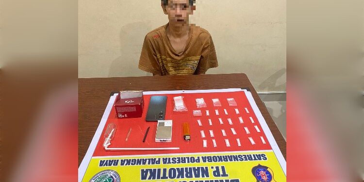 FOTO: MATAKALTENG - Tersangka beserta barang bukti sbau pada saat diamankan di Mapolresta Palangka Raya.