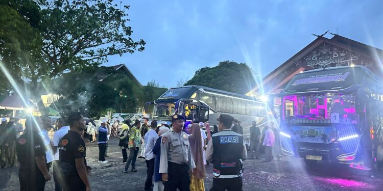 FOTO: MATAKALTENG - Personel Polresta Palangka Raya pada saat melakukan pengamanan keberangkatan jemaah haji kloter 6.
