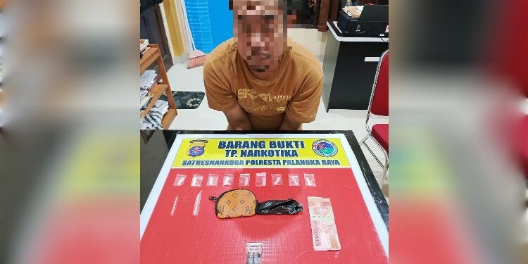 FOTO: MATAKALTENG - Tersangka beserta barang bukti sabu pada saat diamankan di Mapolresta Palangka Raya.