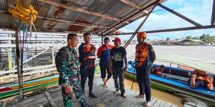 FOTO: MATAKALTENG - Personel Polresta Palangka Raya, pada saat melakukan pencarian korban tenggelam.