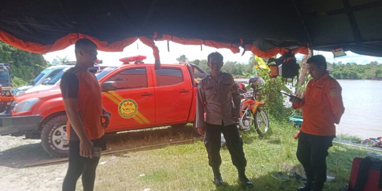 FOTO: MATAKALTENG - Personel Polresta Palangka Raya, pada saat hendak melakukan pencarian korban tenggelam.