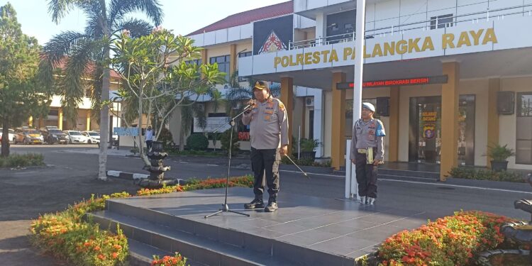 FOTO: MATAKALTENG - Kapolresta Palangka Raya, Kombes Pol Dedy Supriadi, pada saat memberikan arahan kepada personel.