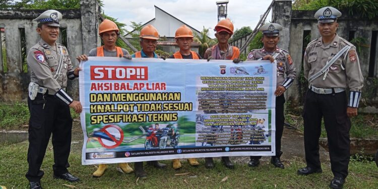 FOTO: MATAKALTENG - Personel Satlantas Polresta Palangka Raya, pada saat mengedukasi warga larangan knalpot brong.