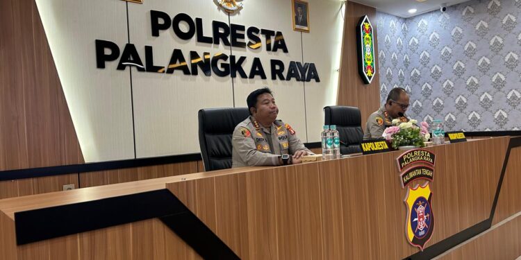 FOTO: MATAKALTENG - Kapolresta Palangka Raya, Kombes Pol Dedy Supriadi, pada saat mengikuti vicon Anev Beyond Trust Presisi.
