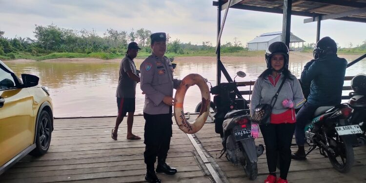 FOTO : POLSEK KURUN/MATA KALTENG - Personel Polsek Kurun ketika melakukan patroli di kawasan perbankan Kota Kuala Kurun, Sabtu 31 Mei 2025.