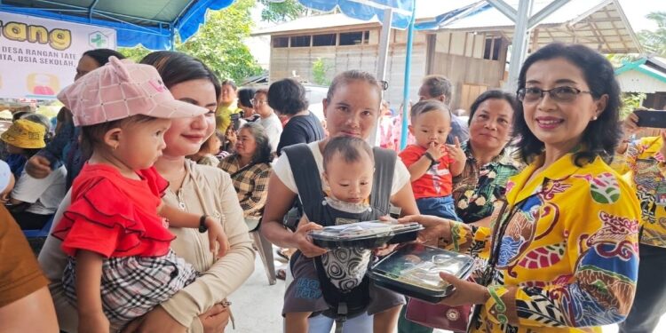FOTO: DINKES GUMAS/MATA KALTENG - Pemberian makanan bergizi pada pelayanan posyandu terpadu, di Desa Rangan Tate, Kecamatan Mihing Raya, pekan lalu.