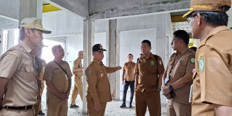 FOTO: DIAN/MATA KALTENG - Pemkab Kotim saat tinjau bangunan Pasar Mangkikit Sampit yang terbengkalai.