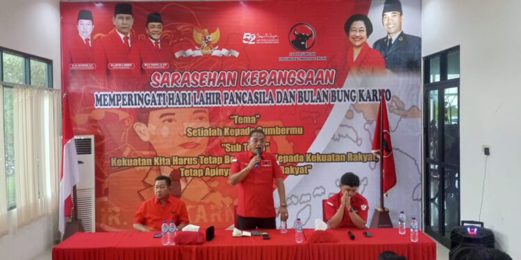 FOTO: MATAKALTENG - Anggota DPR RI, Sigit Karyawan Yunianto, saat memberikan edukasi kepada mahasiswa.