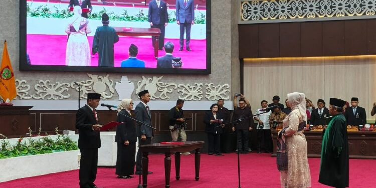 FOTO: IST/MATAKALTENG - Prosesi Pelantikan dan Pengambilan Sumpah Endang Susilawatie dipimpin langsung oleh Ketua DPRD Provinsi Kalimantan Tengah, Arton S. Dohong.