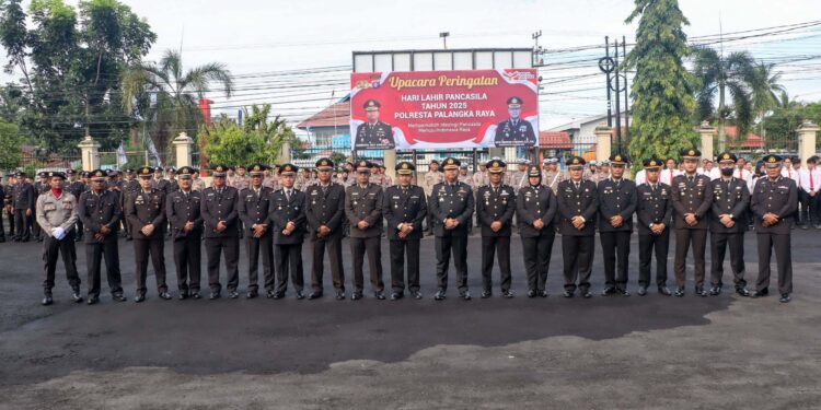 FOTO: MATAKALTENG - Jajaran Polresta Palangka Raya pada saat berfoto bersama usai menggelar upacara peringatan Hari Lahir Pancasila.