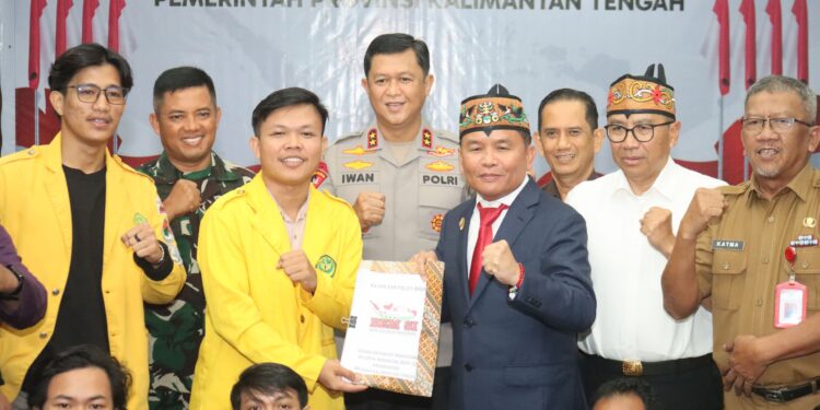 FOTO: MATAKALTENG - Kapolda Kalteng, Irjen Pol Iwan Kurniawan, pada saat berfoto bersama Gubernur Kalteng, H. Agustiar Sabran dan perwakilan BEM.