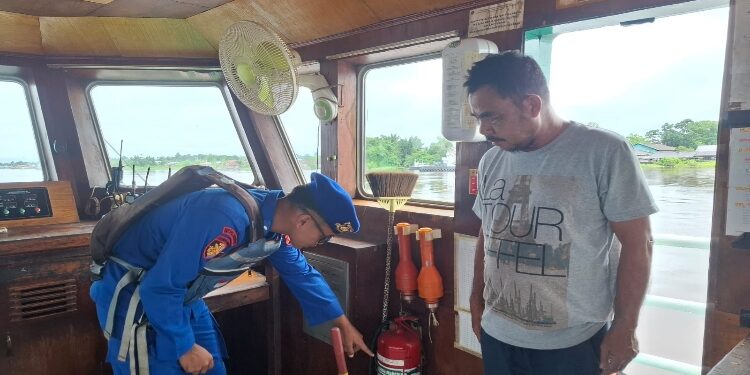 FOTO: IST/MATAKALTENG - Personel Ditpolairud Polda Kalteng saat sedang melakukan patroli dan memberikan himbauan terhadap ABK yang ada di sekitar DAS Mentaya. 