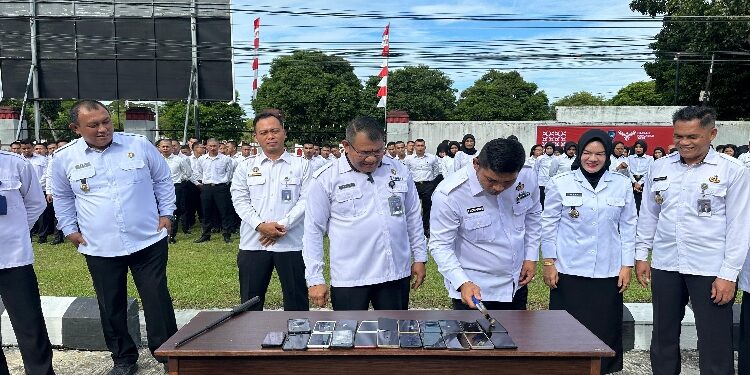 FOTO: IST/MATAKALTENG- Pelaksanaan ikrar Anti Narkoba dan HP (Handphone) bersama seluruh Kepala Unit Pelaksana Teknis (UPT) Pemasyarakatan se-Palangka Raya dan Jajaran Kantor Wilayah.