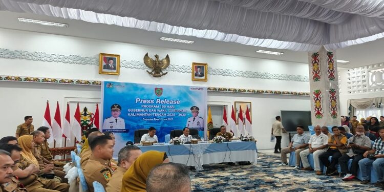 FOTO: IST/MATAKALTENG - Press Release Program 100 Hari Kerja Gubernur dan Wakil Gubernur periode 2025–2030 di Istana Isen Mulang, Rumah Jabatan Gubernur, pada Senin 2 Juni 2025.