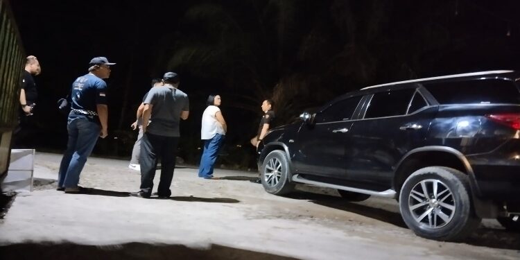 FOTO: AGUS/MATAKALTENG - Nampak Kepala Kajari Kotim, Kalapas Kelas IIB Sampit, KPLP Lapas Sampit, Kasat Narkoba sedang kordinasi terkait tahanan kabur di Tempat Kejadian Perkara, Selasa 3 Juni 2025 malam.