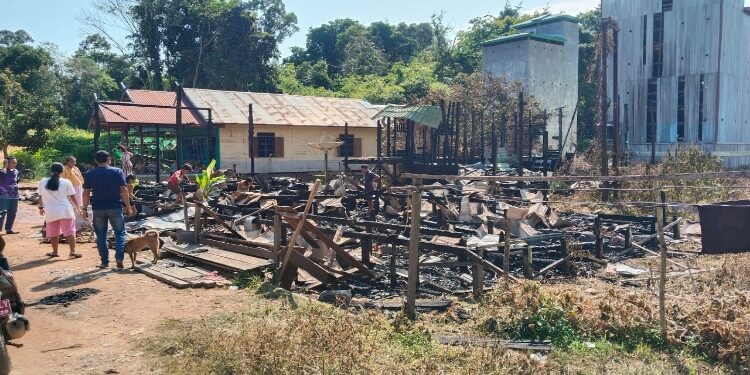 FOTO: IST/MATA KALTENG - Kebakaran yang menghanguskan bangunan pasar di Desa Tumbang Torung, Kecamatan Bukit Santuai, pada Jumat 30 Mei lalu. 